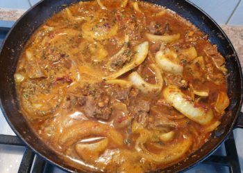 Beef and onion curry