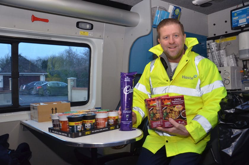 William Blake from Haste giving out food and hot drinks during the power cut in Shinfield today. Picture: Paul King