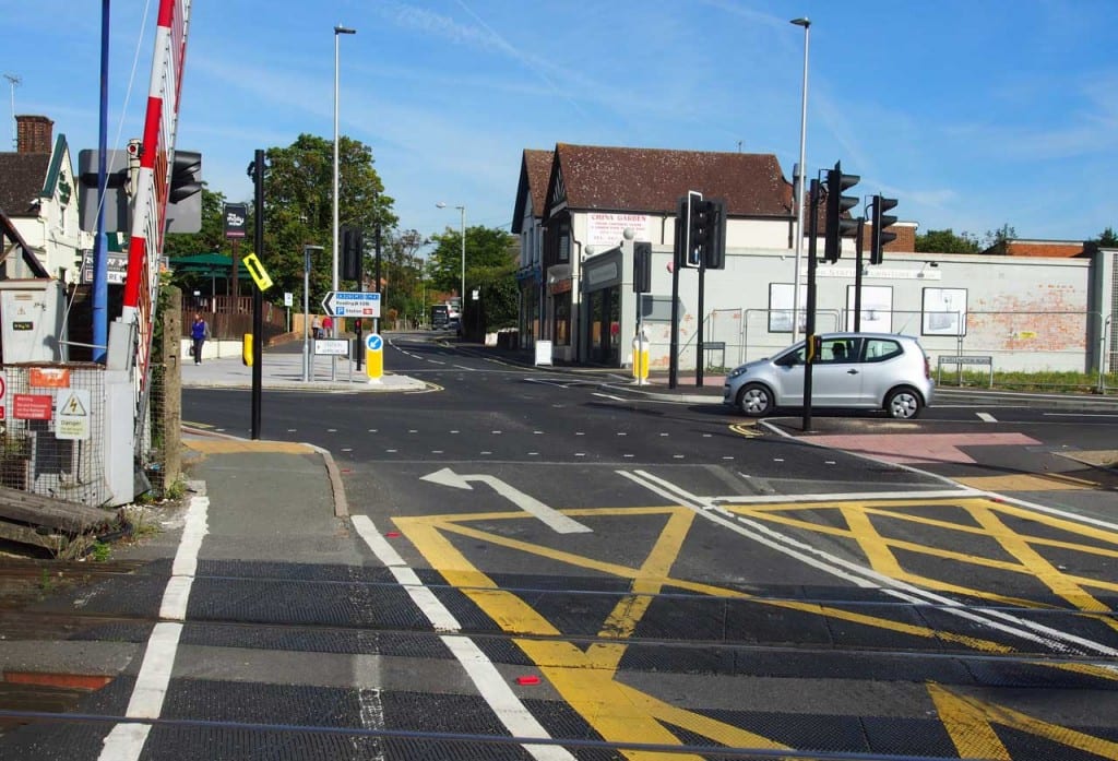 Station Road does not have any No Entry signs at the junction. There is no indication for motorists other than this left turn arrow that straight on is now prohibited.