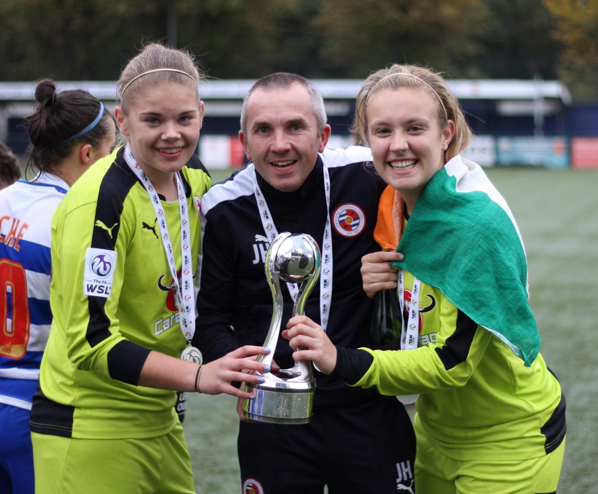 GoalkeepingcoachJonHortonwithGraceMoloneyandChloeSansom PicbyNigelHoyle/GoalShots