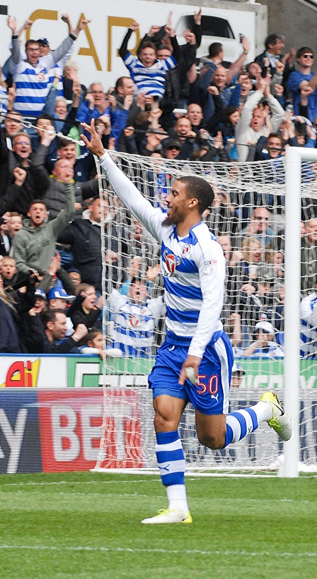 Lewis Grabban celebrates