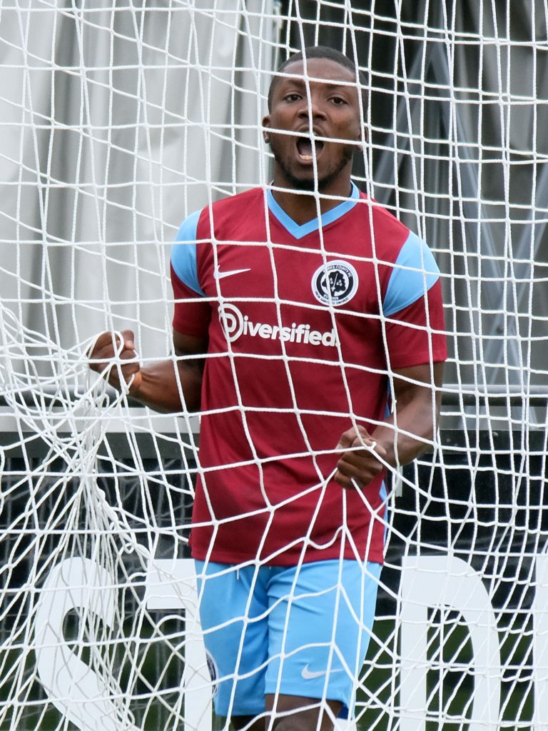 Sandhurst v Berks County Pictures: Andrew Batt FootballinBerkshire