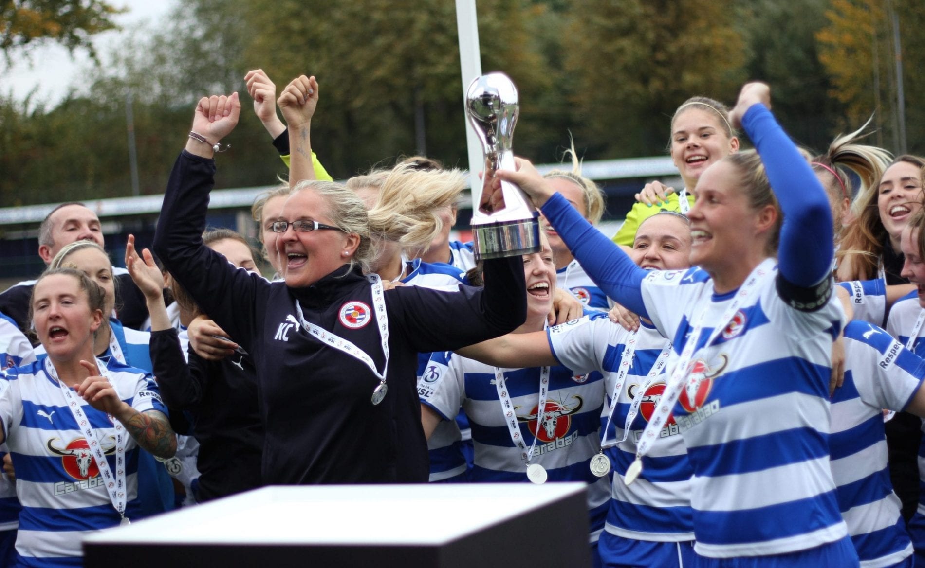 ReadingFCWomentrophylift PicbyNigelHoyle/GoalShots
