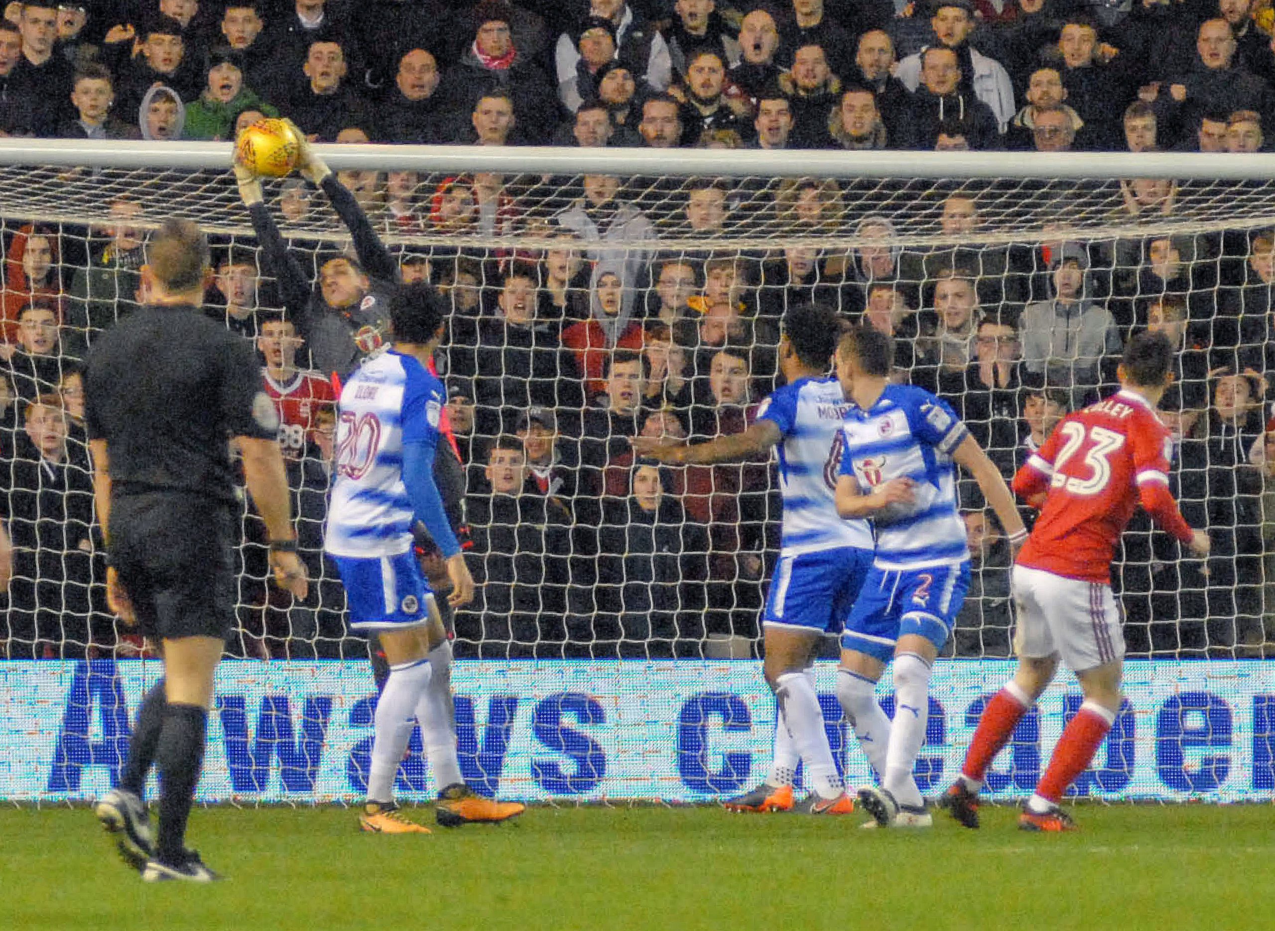 Vito Mannone makes the catch