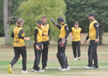 Finchampstead v Oxford (batting)Finchampstead celebrate taking a wicket.