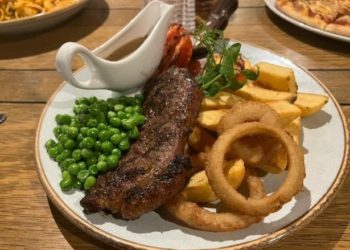 10oz Rump steak with chunky chips, grilled tomatoes, peas, onion rings and a peppercorn sauce