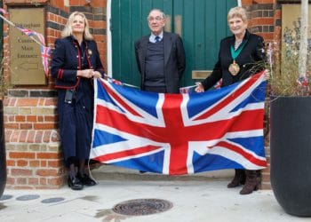 Lucy Zeal, Peter Must and Wokingham Town Mayor Cllr Maria Gee unveil the plaque marking the Queen's Platinum Jubilee Picture: Miles Thorne