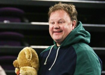 Justin Fletcher with furry friend in Jack and the Beanstalk Pictures: Dijana Capan/Dvision Images