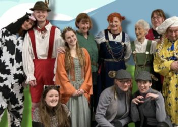 The cast of Twyford Drama's Pied Piper of Hamelin panto