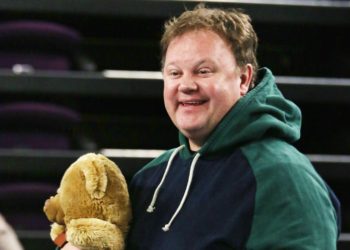 Justin Fletcher with furry friend in Jack and the Beanstalk Pictures: Dijana Capan/Dvision Images