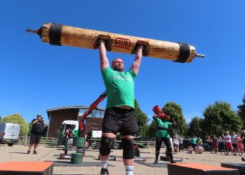 Chris competing in the Log Medley lift at Berkshire Strongest 2022