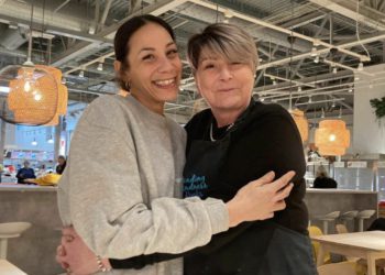 Shona (left) and Debs became friends while in hospital. Together, they are alerting people to the symptoms of stomach cancer. Picture courtesy of Debs Baldree