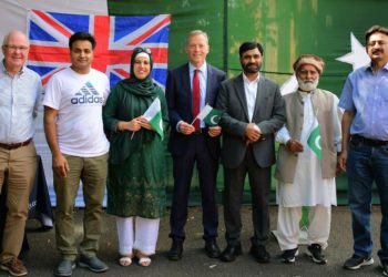 Cllr Tony Skuse, Sikandar Hayat, Mamuna Naz, Matt Rodda, Labour MP for Reading East, cllr Amjad Tarar and members of the Pakistani community at Pakistan Independence Day in Reading. Credit: Sikandar Hayat