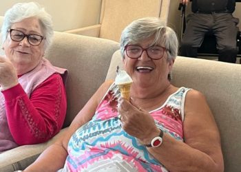 Fosters Extra Care in Woodley enjoyed a day of singing with ice cream