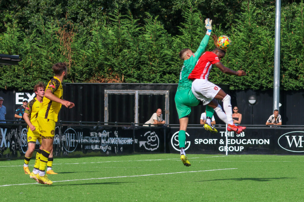 Bracknell Town v Tiverton Town Pictures: John Leakey