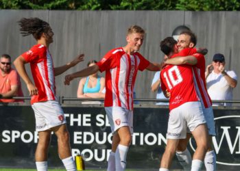 Bracknell Town v Tiverton Town Pictures: John Leakey