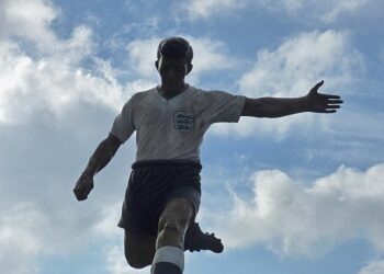 Statue of Duncan Edwards in Dudley High Street Picture: Wikimedia Commons