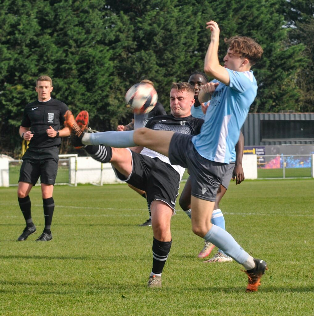 Woodley United v Amersham Town Pictures: Steve Smyth