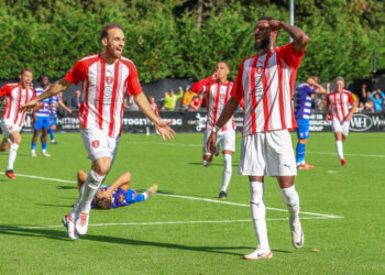 Bracknell Town v Dagenham & Redbridge Pictures: John Leakey