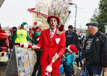 Street entertainment from Circus Scene at the Woodley Winter Extravaganza Picture: Dijana Capan/DVision Images
