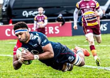 Mike Hoyt dives over for his try