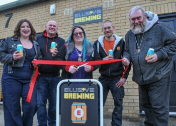 Elusive Brewing taproom opening. Wokingham Town Mayor, Cllr. Sally Gurney cuts the tape. Pic Steve Smyth.