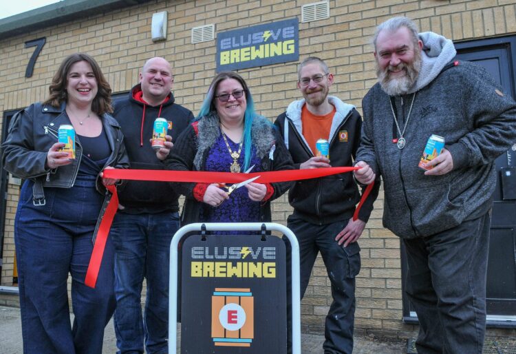 Elusive Brewing taproom opening. Wokingham Town Mayor, Cllr. Sally Gurney cuts the tape. Pic Steve Smyth.