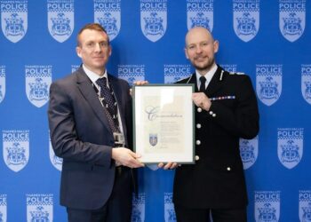 Detective Inspector Stuart May with his award from Chief Constable Jason Hogg. Image: TVP.