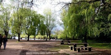 A free ramble round Dinton Pastures takes place on Sunday, March 24, at 10am. Picture: Steve Daniels via Wikimedia Commons