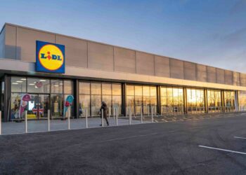 Since establishing itself in Great Britain in 1994, Lidl GB has experienced continuous growth and today has over 32,000 employees, over 960 stores and 14 distribution centres in England, Scotland and Wales.