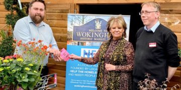 Wokingham in Need receives its award from Squire#s Garden Centres.