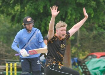 Finchampstead v High Wycombe (batting)

Sharp appeals, turned down.