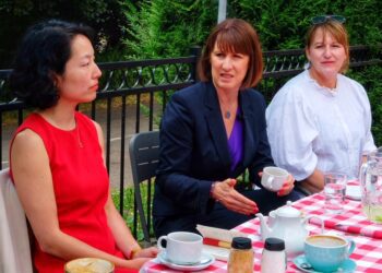 Rachel Reeves (centr) with Yuan Yang (left) in Lower Earley. Pic: Andrew Batt.