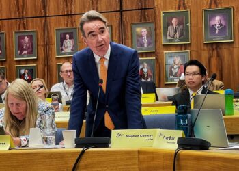 Cllr Stephen Conway (centre), addressing last week's meeting. Pic: Andrew Batt.