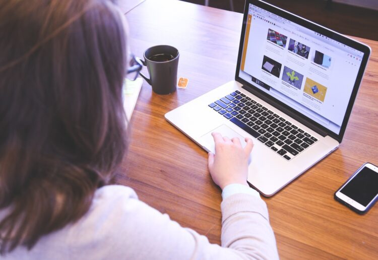 Tuesday sessions at Wokingham Library can help people learn to use their phones, laptops and tablets. Picture: StartupStockPhotos via Pixabay