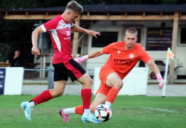 Woodley United v Eversley & California Pictures: Andrew Batt