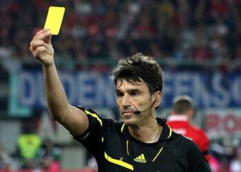 Referee Yellow card Picture: Wikimedia Commons