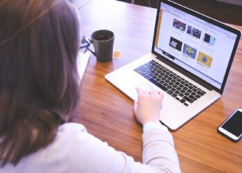 Borough Libraries can help people learn to use their phones, laptops and tablets. Picture: StartupStockPhotos via Pixabay