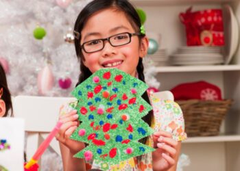 Children can enjoy Christmas crafts at Woodley and Lower Earley libraries, on December 23. Picture: Wokingham Borough Council