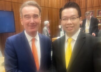 Cllr Stephen Conway and Cllr Andy Ng at Thursday's full council meeting. Pic: Andrew Batt.