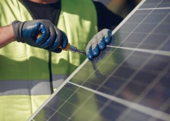 When will balcony solar panels be installed in Wokingham, asks borough resident, John. Picture: Como un Reina Jose Malagon Arenas via Pixabay