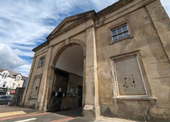 The arch in Cemetery Junction has been closed to the public for safety reasons following advice by structural engineers, Reading Borough Council has explained.