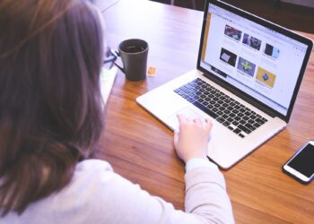 Tuesday sessions at Wokingham Library can help people learn to use their phones, laptops and tablets. Picture: StartupStockPhotos via Pixabay