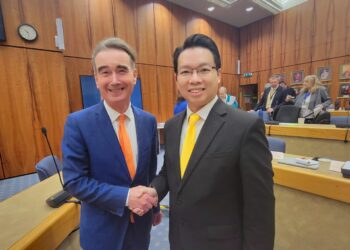 Andy Ng Siu Hong With Stephen Conway Credit Andy Ng Siu Hong