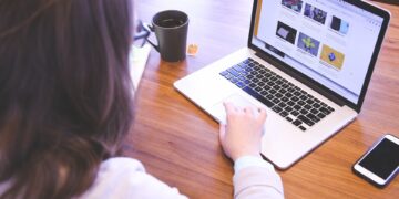 Tuesday sessions at Wokingham Library can help people learn to use their phones, laptops and tablets. Picture: StartupStockPhotos via Pixabay