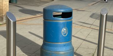 A litter bin in Woodley town centre. Opposition councillors wanted to see them gradually replaced with bins that had areas for recycling as well as waste, but the motion was rejected by Conservative councillors at a meeting of the council on September 23, 2021 Picture: Phil Creighton