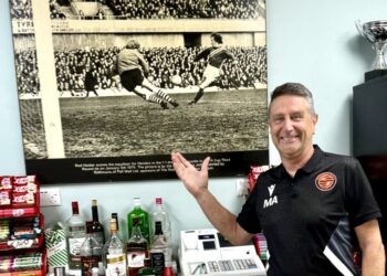 Mark Ashwell with the photo of Ron Haider.