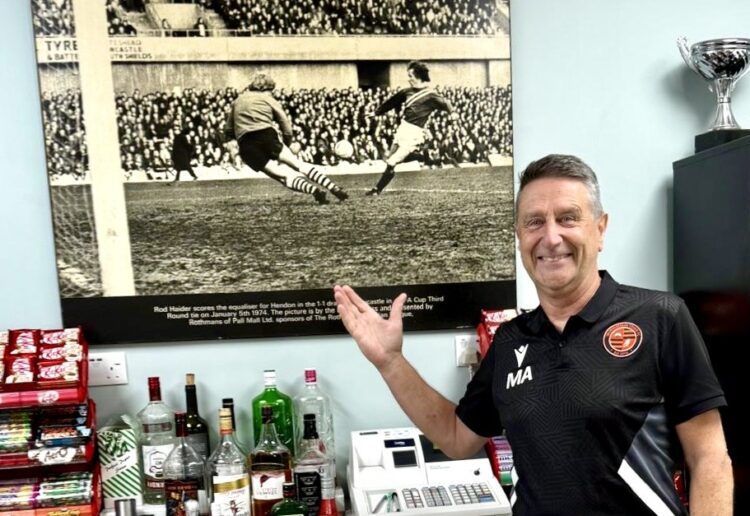 Mark Ashwell with the photo of Ron Haider.