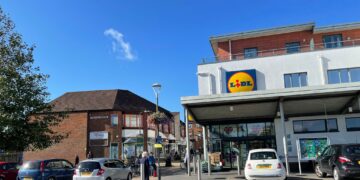 Crockhamwell Road in Woodley, with the Library Parade to the right and the Lidl to the left. Credit: James Aldridge, Local Democracy Reporting Service
