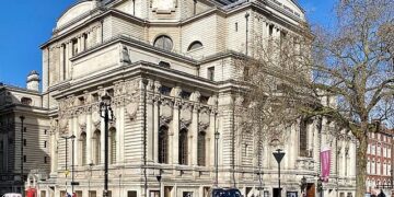 MPs, scientists and national leaders heard from 10 experts on the impacts of climate change, at Westminster Central Hall. Picture: Robert Brook, Wikimedia Commons